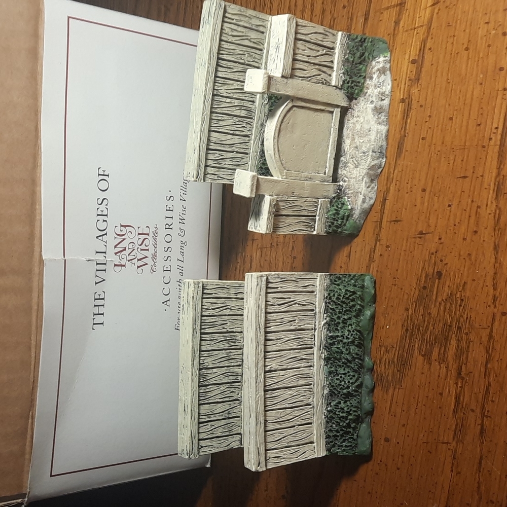 Lang and Wise set of 4 white split board fences with green base